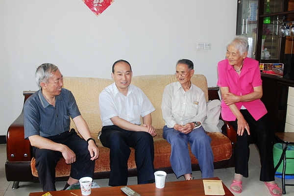 商洛市副市长高健（左起二）慰问我校退休教师